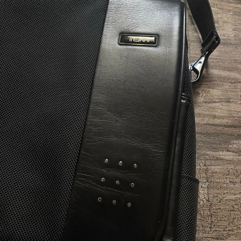 TUMI BRIEFCASE LAPTOP BAG  (zippers in back to attach  suitcase handles)